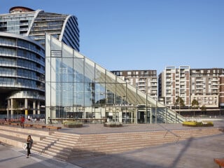 Im Rahmen eines umfassenden Entwicklungsplans für den Bezirk Green Square in Sydney wurde ein Wettbewerb zur Gestaltung einer Bibliothek und des umgebenden Platzes ausgeschrieben. Der Gewinnerentwurf stammt vom ortsansässigen Architekturbüros Studio Hollenstein. 