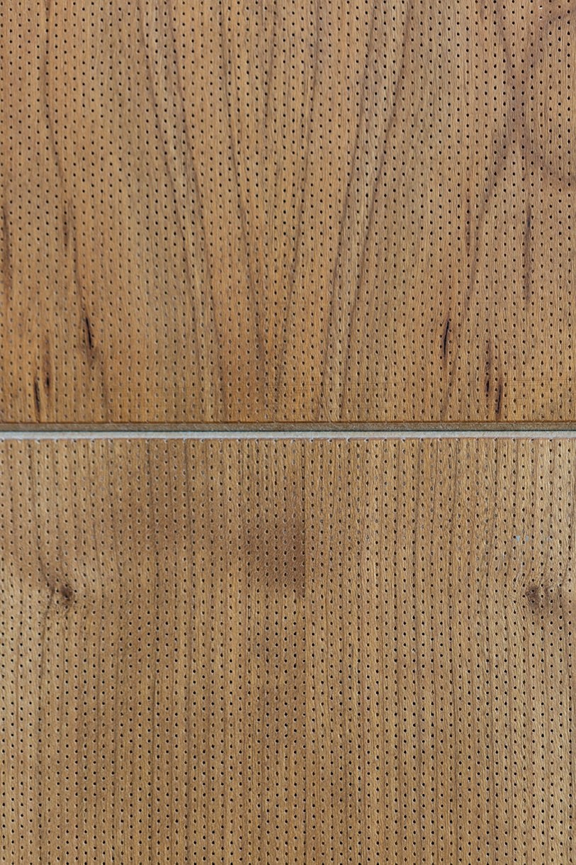 Die Perforationen im Holzfurnier sind so klein, dass sie nur aus kurzer Distanz wahrgenommen werden.