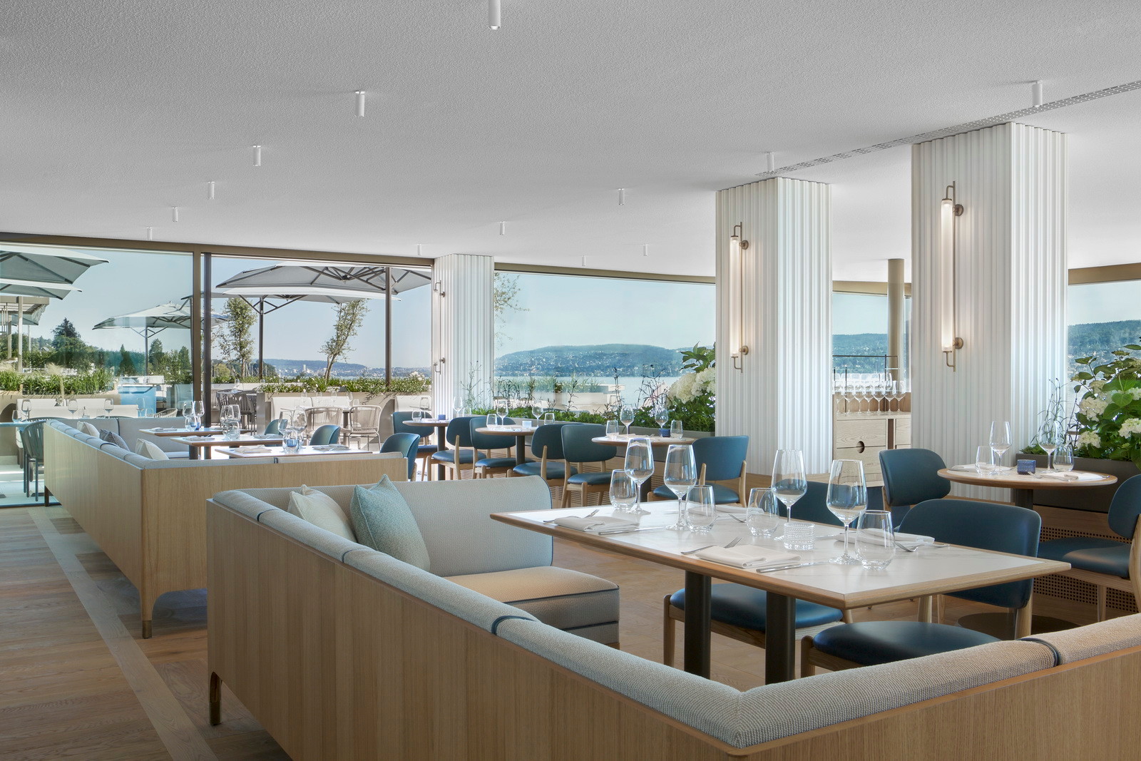 Über raumhohe Verglasungen zu drei Seiten können die Gäste vom Restaurant aus die Aussicht über den See genießen.