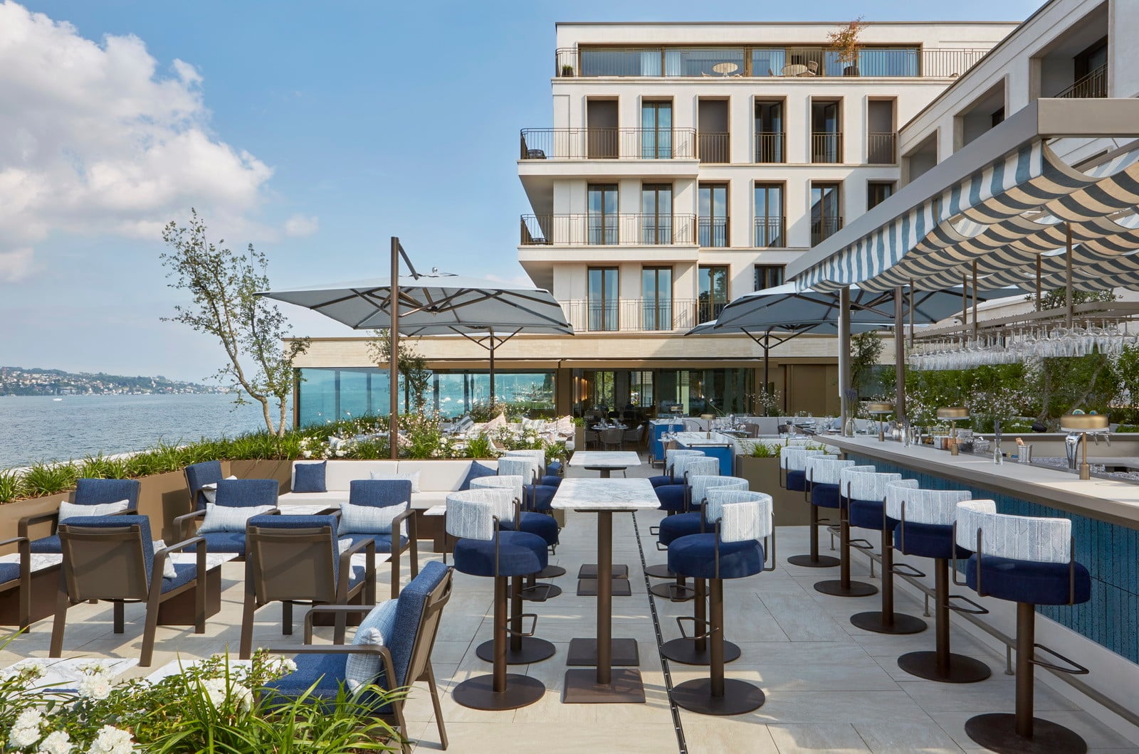 Die Bar und das Restaurant im Erdgeschoss sind in einem neuen, weit aus dem Bestandsgebäude auskragenden und aufgrund des zum Wasser abfallenden Geländes freischwebenden, eingeschossigen Gebäudeteil untergebracht. 