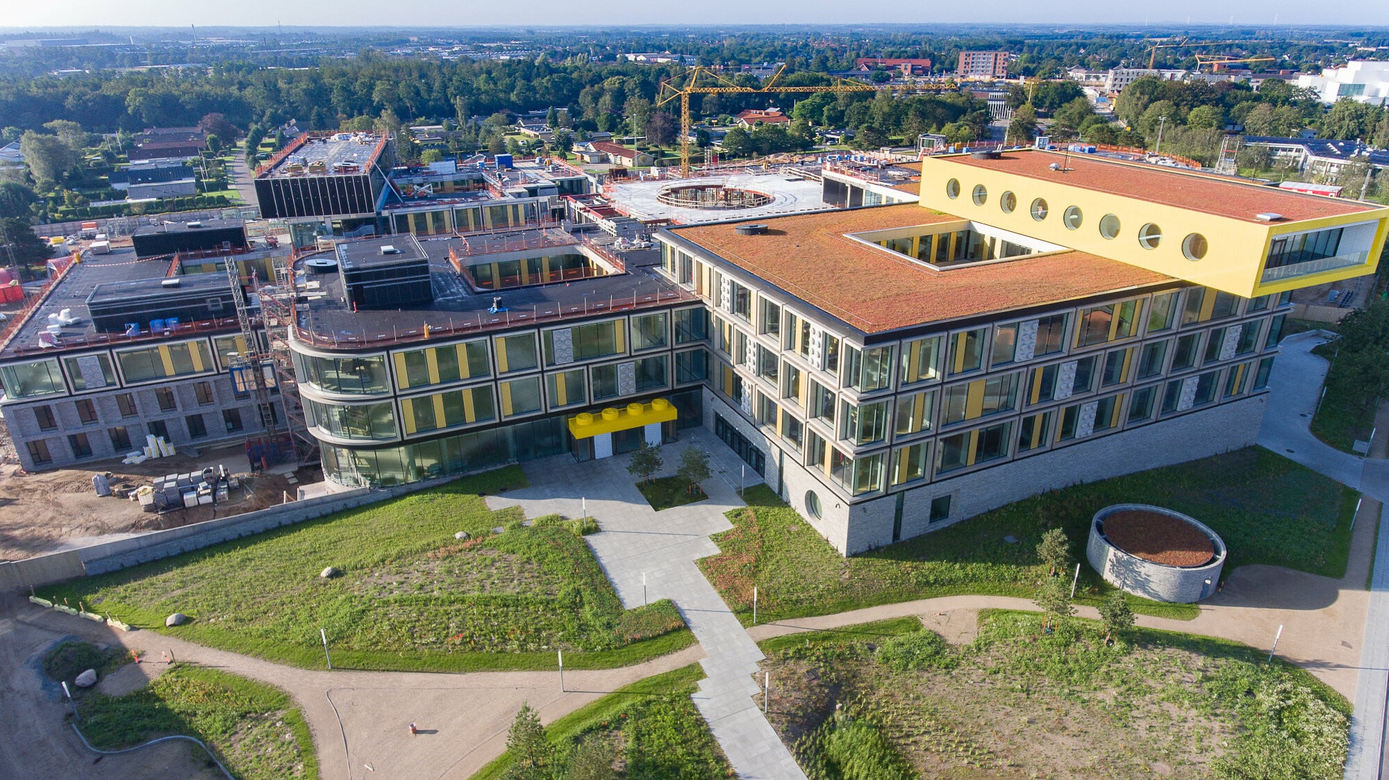 Zwischen Flughafen und Zentrum sowie unweit des gleichnamigen Freizeitparks und der 2017 eröffneten Erlebniswelt, ist der Firmensitz in eine öffentlich zugängliche Parkanlage eingebettet.