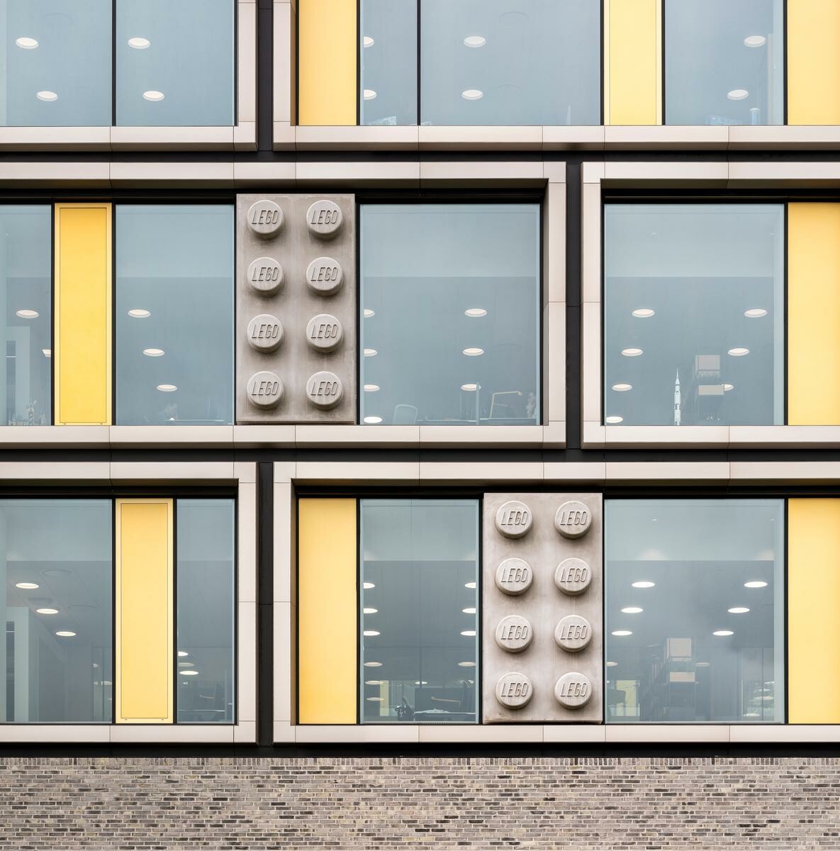 Die Fassade kündet vom Tätiigkeitsfeld der Firma.