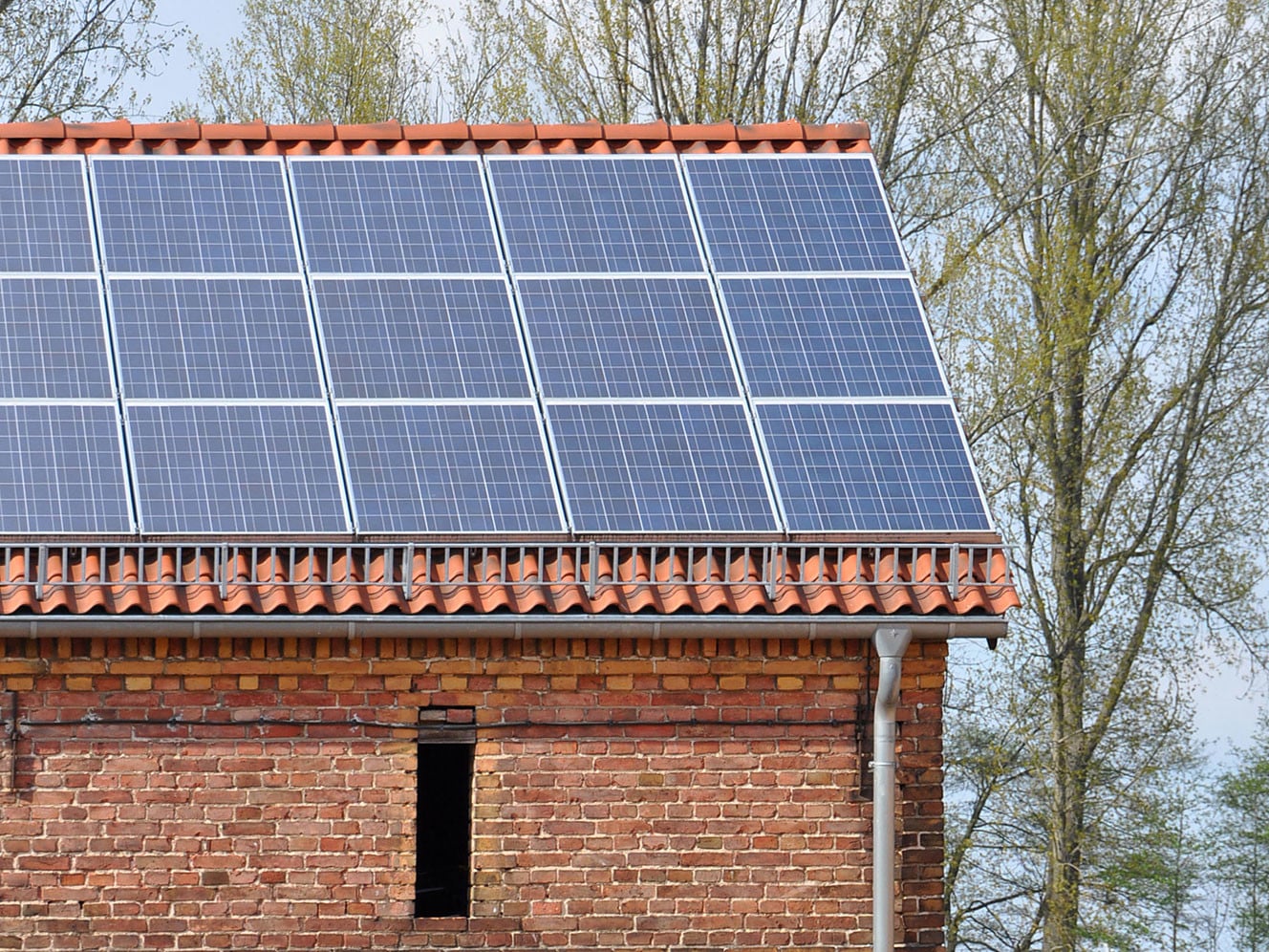 Das am 1. November 2020 in Kraft getretenen Gebäudeenergiegesetz GEG sieht unter anderem die Stärkung der Nutzung von gebäudenah erzeugtem Strom aus erneuerbaren Energien vor.