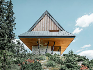 Eine Dachdeckung aus Aluminium von Prefa erhielt das nach Plänen des Architekturbüros Karpiel Steindel errichtete Tatra-Haus in Polen.