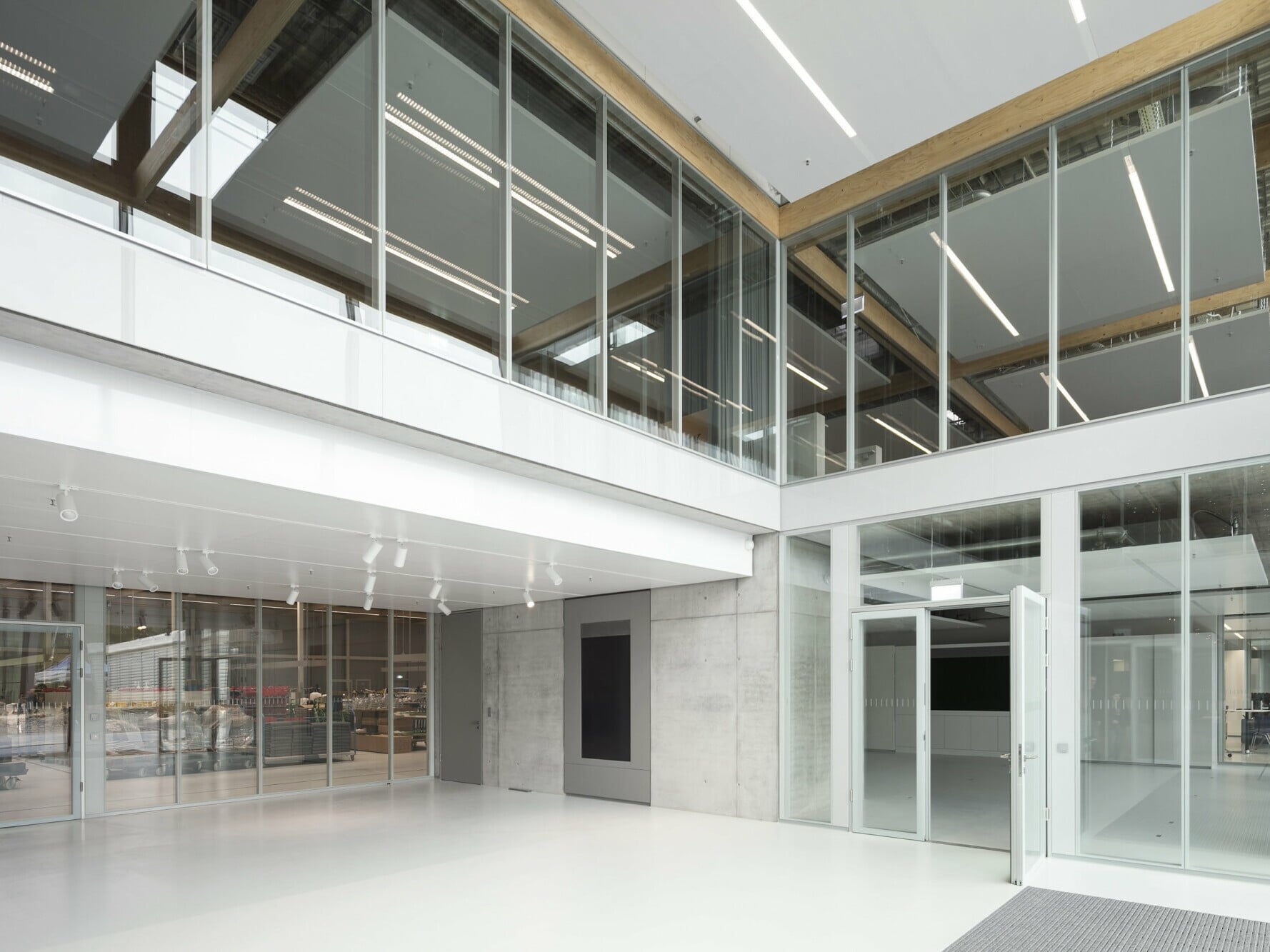Für die zweiseitig linienförmig gelagerte Verglasung der rahmenlosen flächenbündigen Structural-Glazing-Doppelverglasung fecostruct definiert das Prüfzeugnis die Grenzabmessungen mit Breiten ≥ 700 mm und ≤ 1.350 mm und Höhen ≥ 1.000 mm und ≤ 3.000 mm.