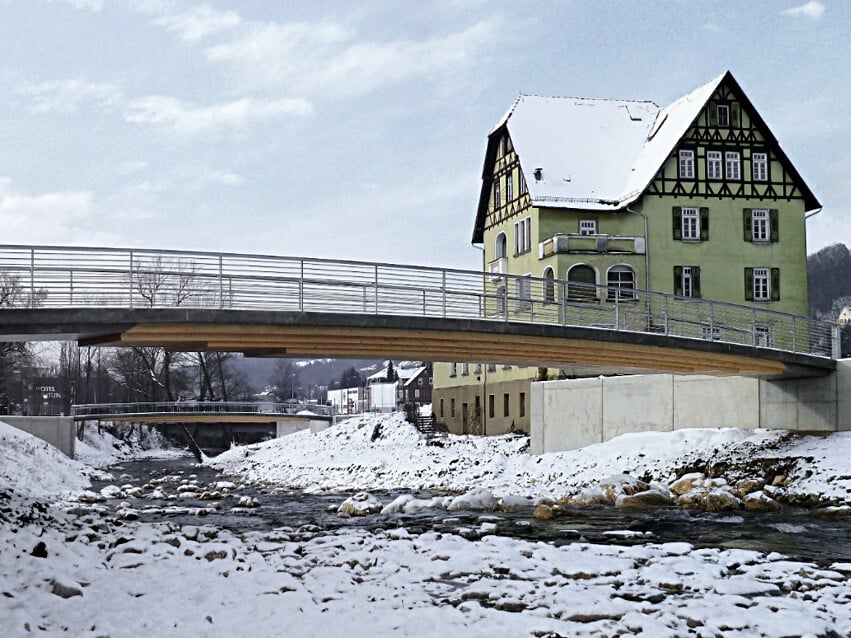 Holz-Beton-Verbundbrücken in Schwäbisch Gmünd, 2012: Integrale HBV-Brücken mit 28 und 26 Meter Spannweite; 20 cm starke und 3,40 m breite Stahlbetonplatte C 40/50; indirekte Lagerung der Holzplatte in der Stahlbetonplatte; Holzplatte als blockverleimter Brettschichtholzträger aus NH GL 32c, im Querschnitt schlagregensicher mit > 30° zur Vertikalen gestuft, 22 m lang, 60 cm hoch und 2,80 m breit.