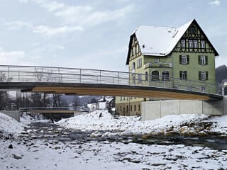 Holz-Beton-Verbundbrücken in Schwäbisch Gmünd, 2012: Integrale HBV-Brücken mit 28 und 26 Meter Spannweite; 20 cm starke und 3,40 m breite Stahlbetonplatte C 40/50; indirekte Lagerung der Holzplatte in der Stahlbetonplatte; Holzplatte als blockverleimter Brettschichtholzträger aus NH GL 32c, im Querschnitt schlagregensicher mit > 30° zur Vertikalen gestuft, 22 m lang, 60 cm hoch und 2,80 m breit.