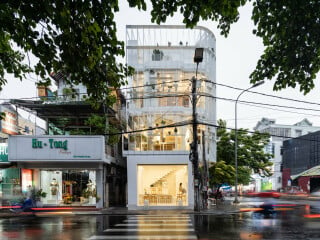 Aufwertung einer Straßenecke: Durch den Umbau eines Wohnhauses und die Ergänzung eines Cafés im Erdgeschoss haben Nguyen Khai Architects & Associates sowohl die Lebensqualität der Bewohnenden als auch den Stadtraum aufgewertet.