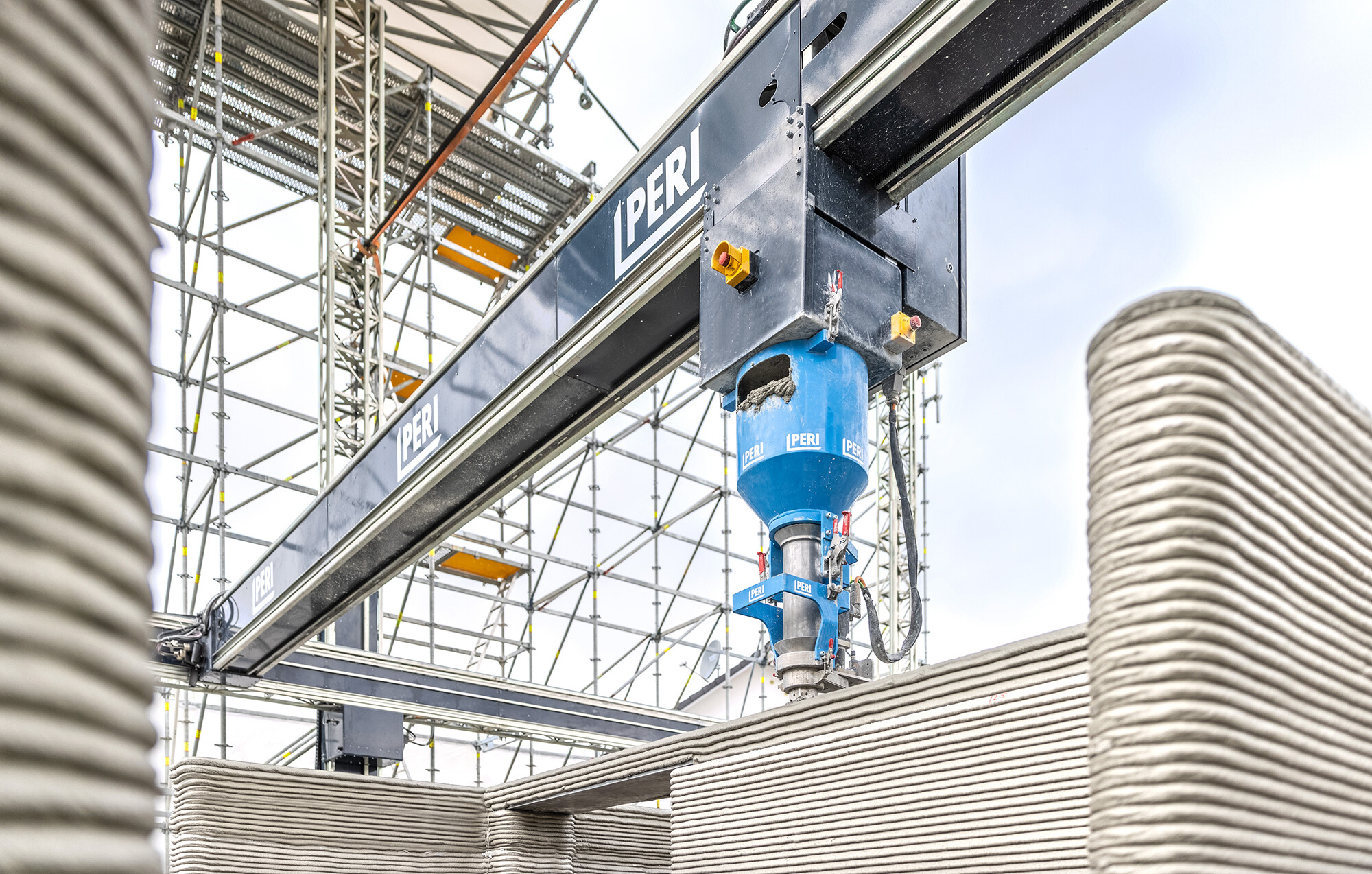 Der Drucker erreicht eine maximale Druckgeschwindigkeit von 100 cm/Sekunde, was dem Drucken von 10 Tonnen Beton pro Stunde entspricht. 