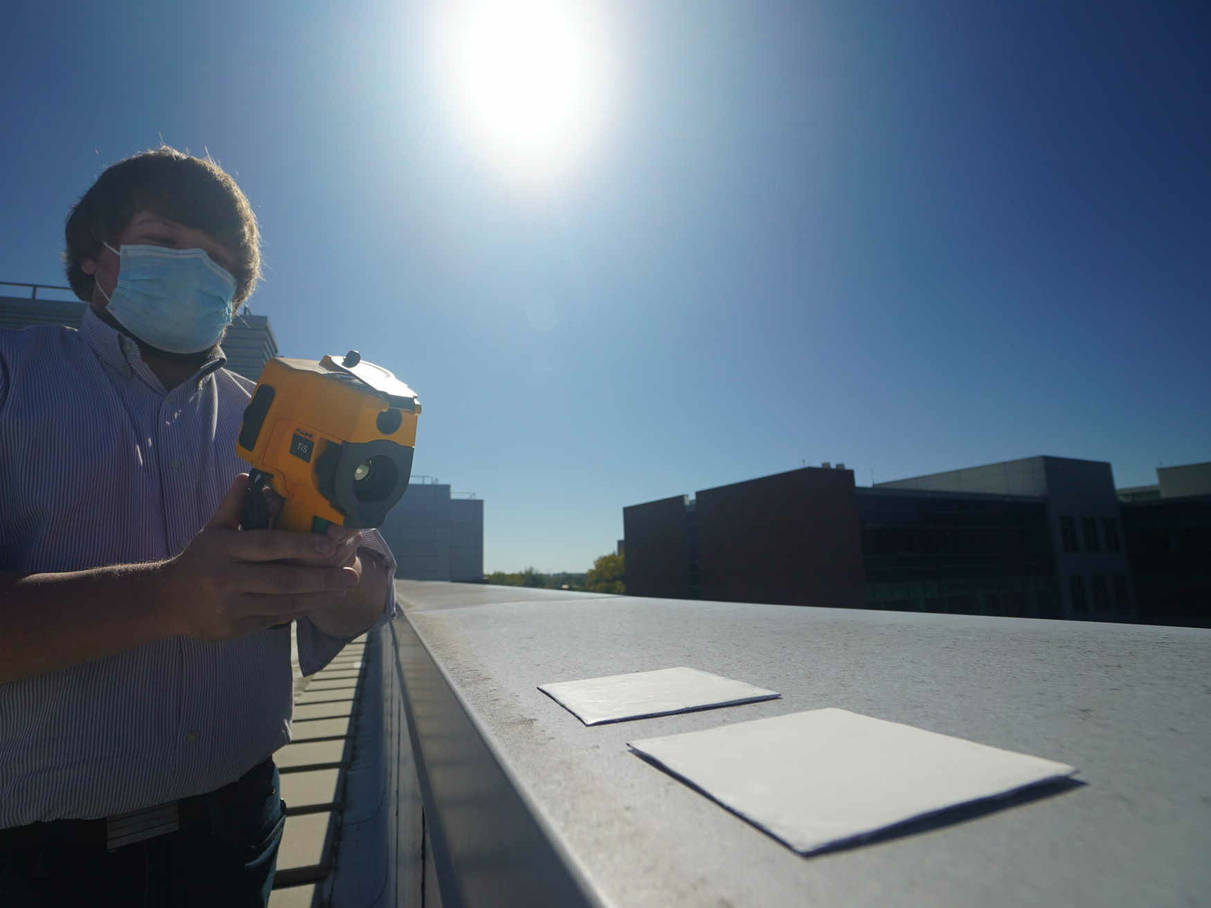 Farbe als Ersatz für Klimaanlage: Die Forscher Xiulin Ruan und Joseph Peoples von der Purdue University verwenden eine Infrarotkamera, um die Kühlleistung von weißen Farbproben auf einem Dach zu vergleichen.