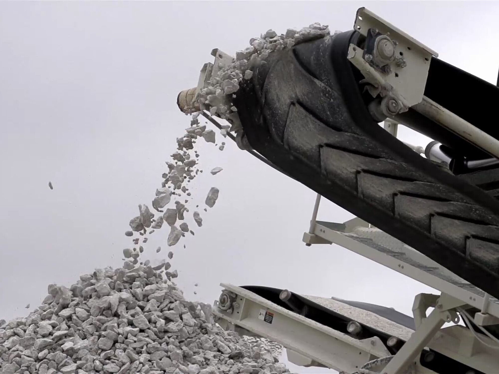 Allein Rockwool recycelt so mehr als 6.000 Tonen Steinwolle pro Jahr in Deutschland.