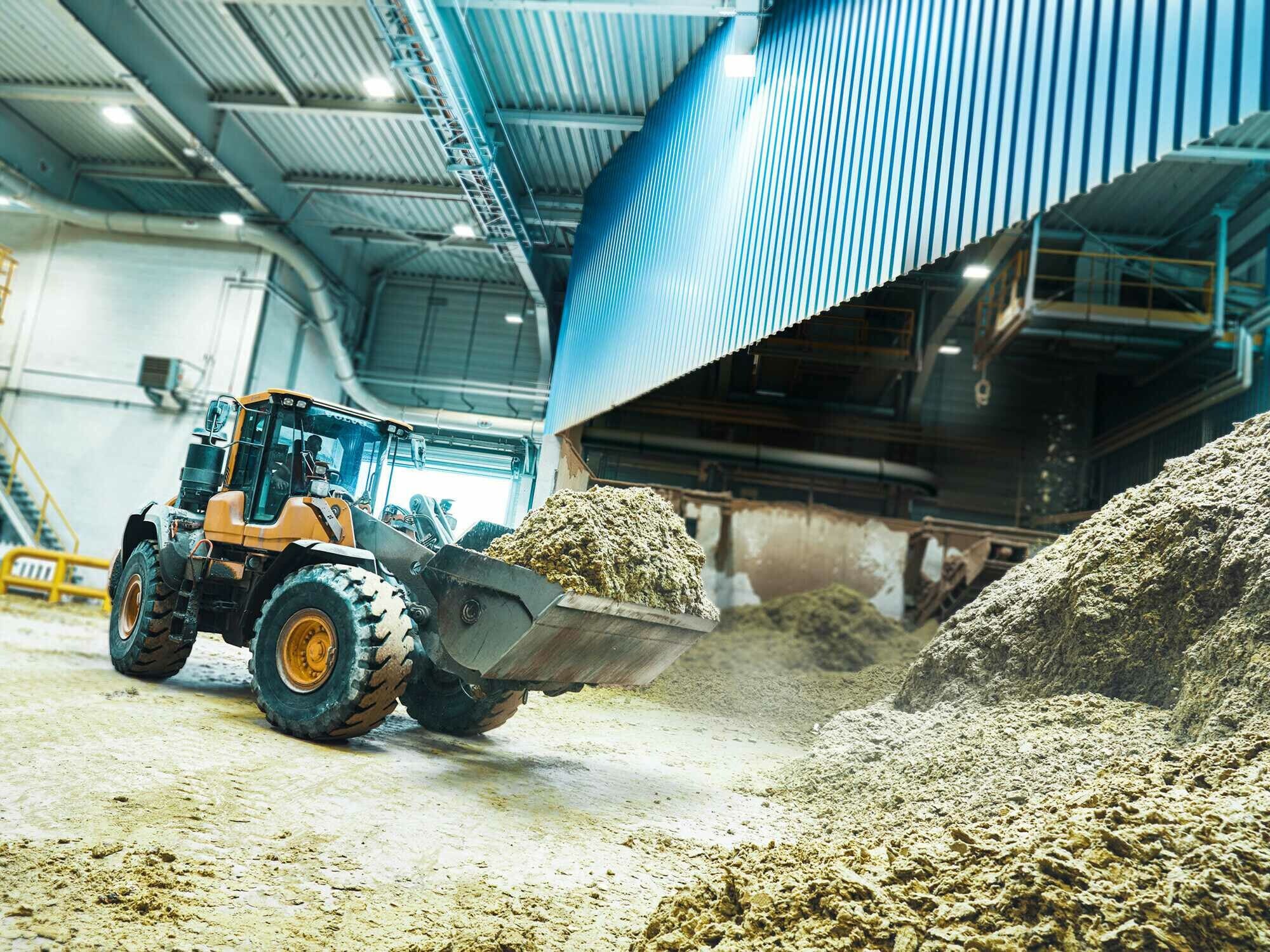 Reststücke von Steinwolle-Dämmplatten, die zu klein sind, um etwa an der Fassade noch genutzt zu werden, werden in sogenannten Big Bags gesammelt.