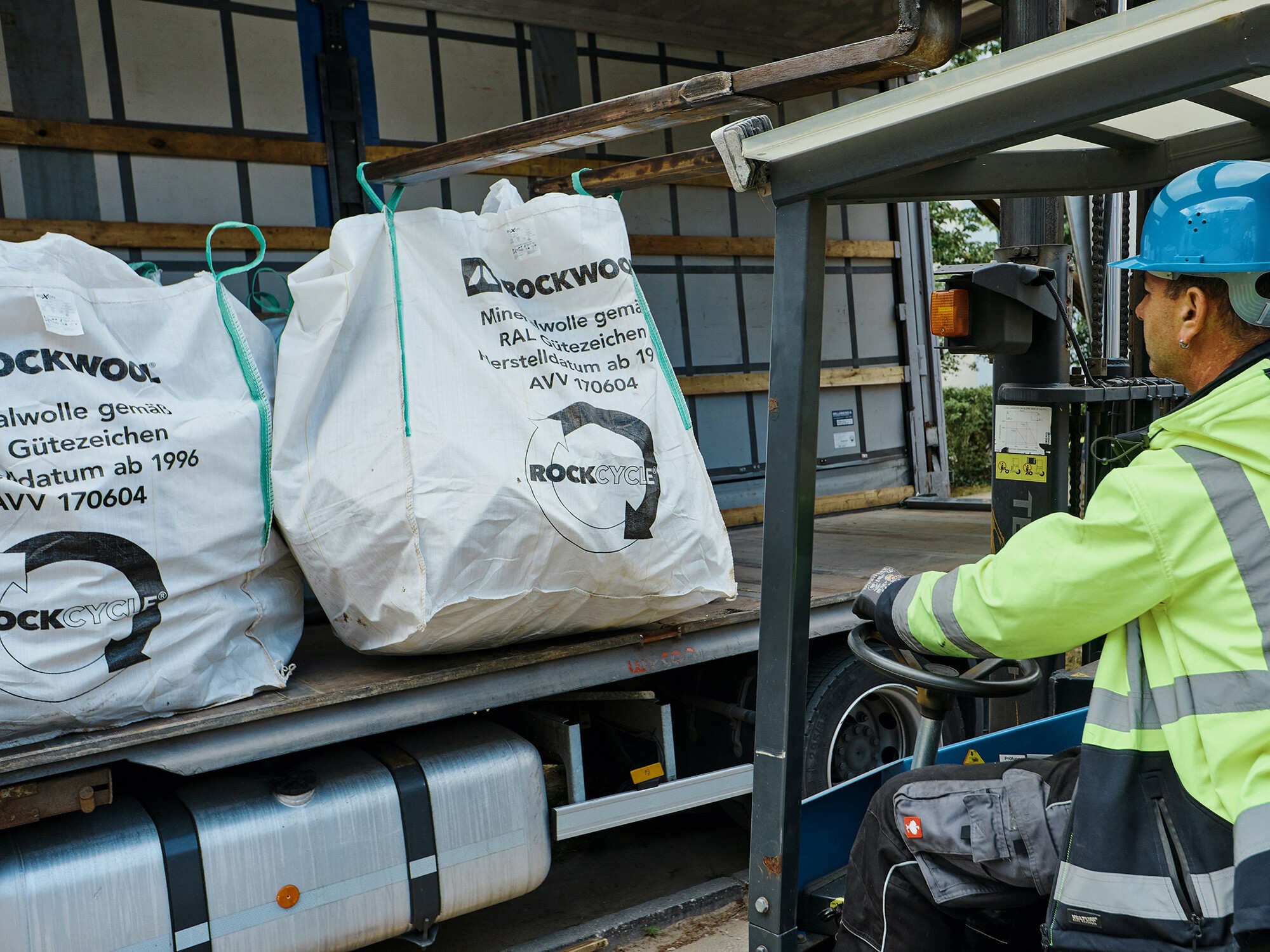 Dieselben Lkw, die neue Dämmplatten für die Verarbeitung bringen, fahren die vollen Big Bags zurück in das nächstgelegene Werk von Rockwool.
