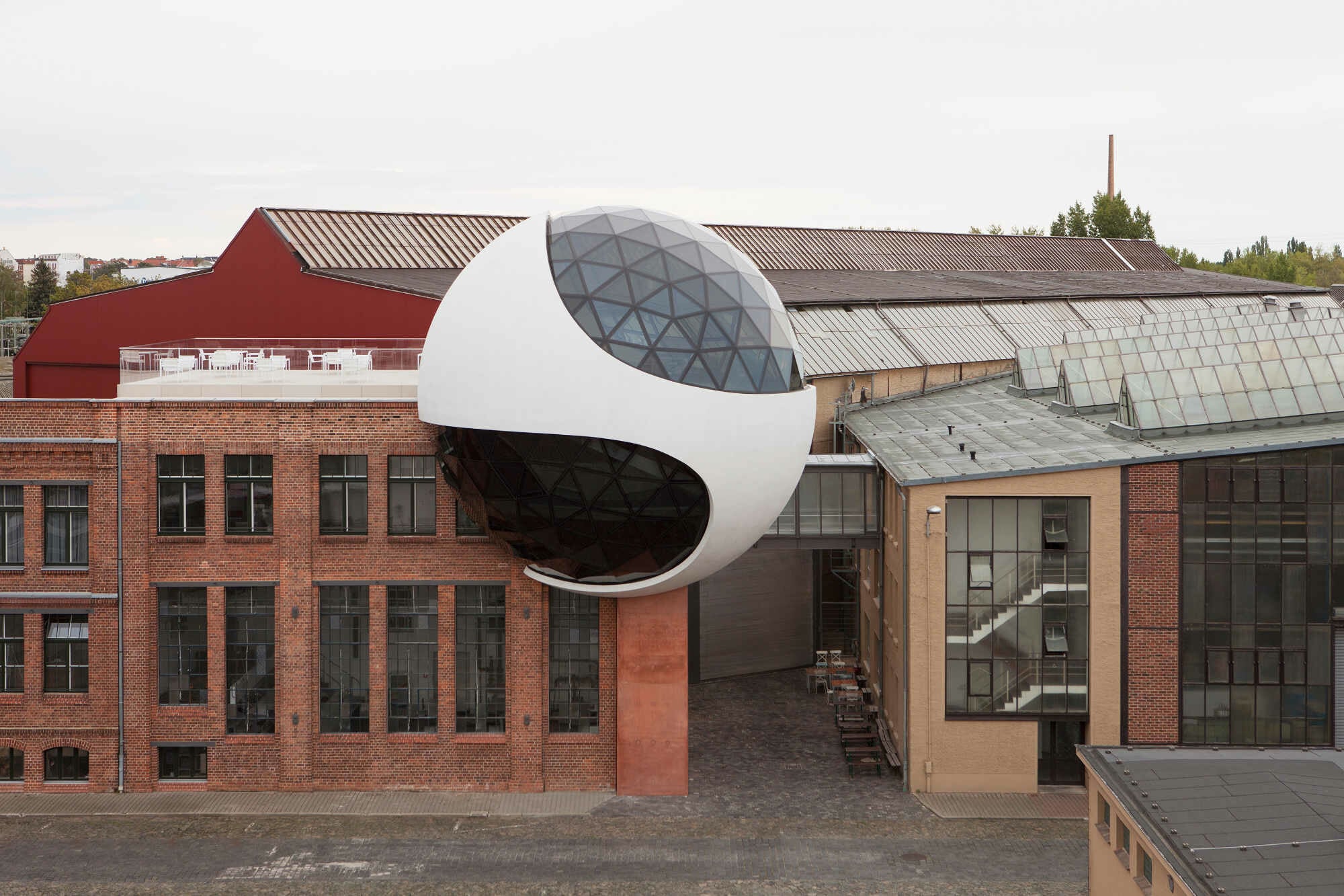 Entworfen wurde der Anbau von Oscar Niemeyer, geplant und umgesetzt posthum durch Jair Valera in Zusammenarbeit mit dem Architekturatelier Harald Kern.