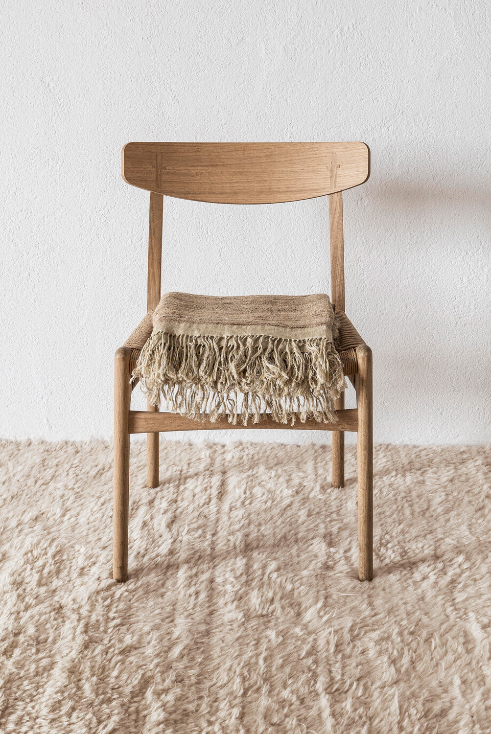 Alle Stücke sind in Weiß-, Beige- und Brauntönen gehalten, wodurch sie vielseitig einsetzbar sind.