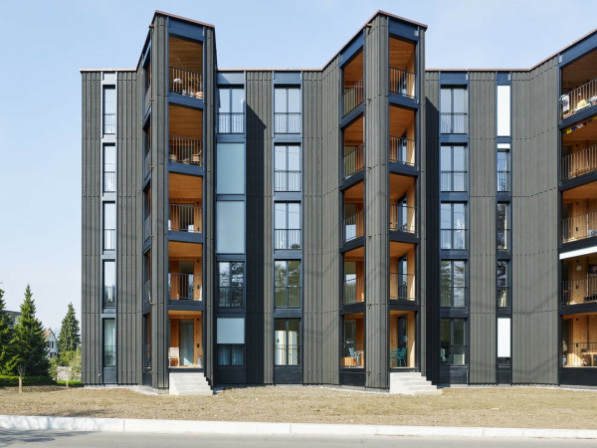 Den vorangegangenen Wettbewerb konnte die Zürcher Arbeitsgemeinschaft von Weberbrunner Architekten und Soppelsa Architekten 2012 für sich entscheiden (östliche Erschließungsseite mit vorgefertigten, im Grundriss trapezförmigen sogenannten Außenzimmern).