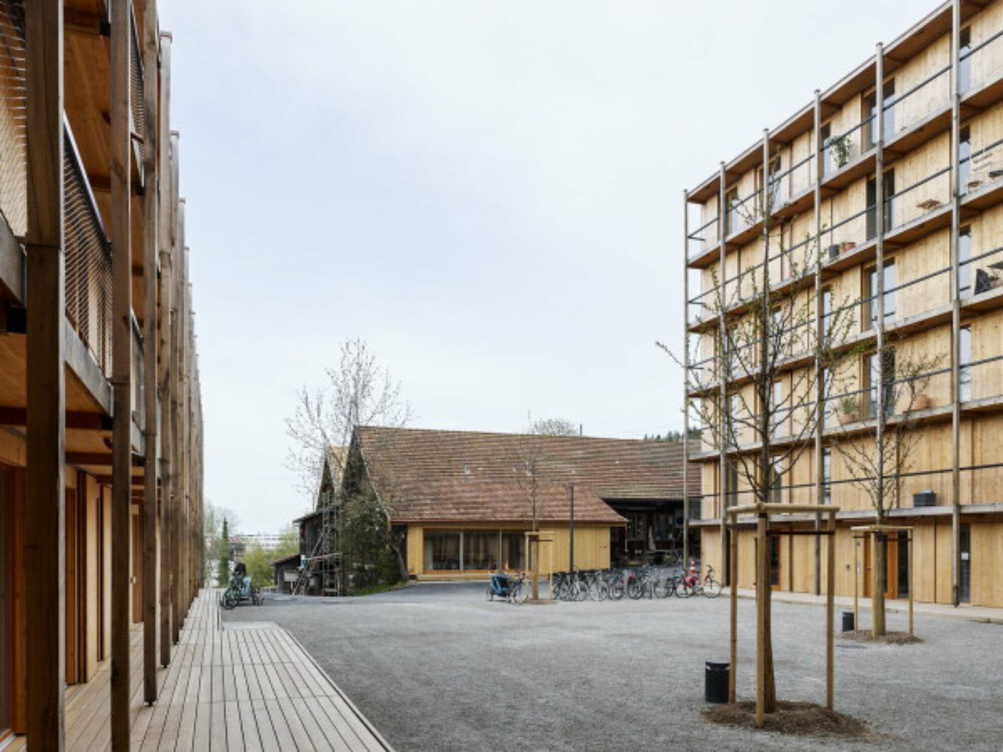 Innenhof mit Blick auf das lange bestehende Gemeinschaftshaus mit den Werkstätten