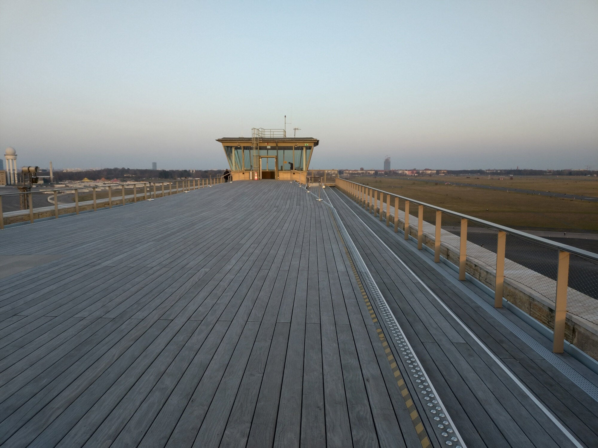 Dachterrasse THF Tower / Tempelhofer Flughafen in Berlin (nach Umgestaltung durch das Schweizer Architekturbüro :mldz)