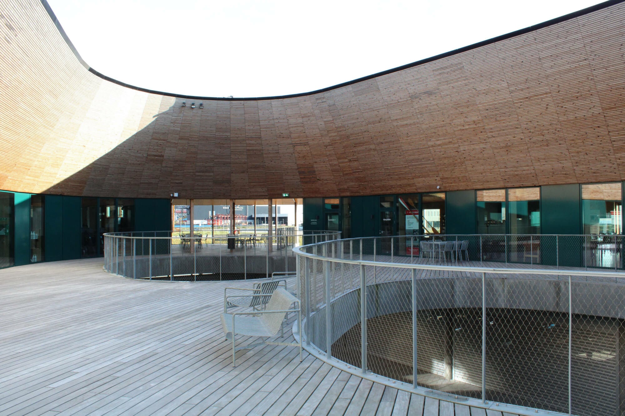 Dachterrasse des Maritimen Zentrums „The Lantern“ in Esbjerg (Architektur: Snøhetta, Oslo und WERK Arkitekter, Kopenhagen)