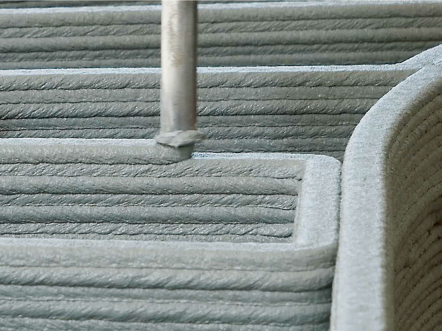 Speziell für den 3D-Extrusionsdruck hat HeidelbergCement mit dem Tochterunternehmen Italcementi den werksfertigen Trockenmörtel i.tech 3D entwickelt.