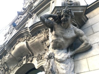 Atlant an einer Fassade in Berlin-Mitte