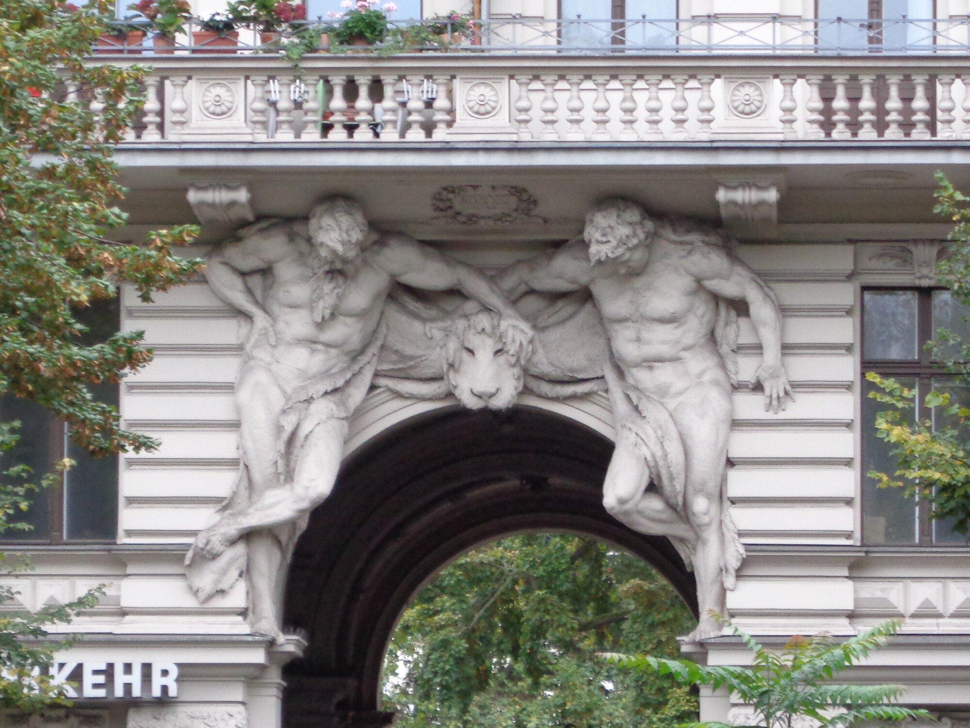 Zwei Atlanten am Portal von Riemers Hofgarten in Berlin-Kreuzberg 