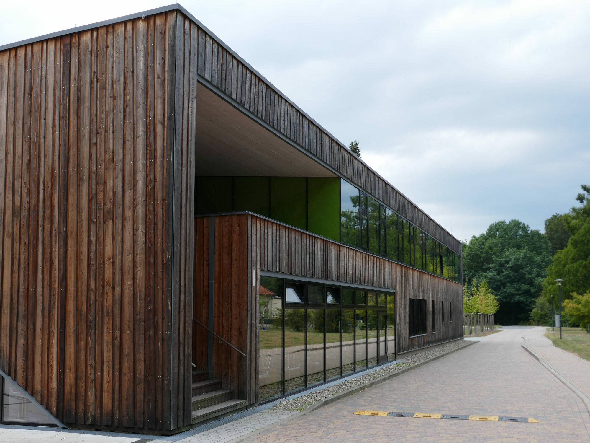 Holz unterliegt im Außenbereich unterschiedlichen Umwelteinflüssen (Abb.: Fassade aus unbehandeltem heimischen Lärchenholz, Mensa der Hochschule für nachhaltige Entwicklung Eberswalde, 2013; Architekt: Andreas Gehrke, Berlin)