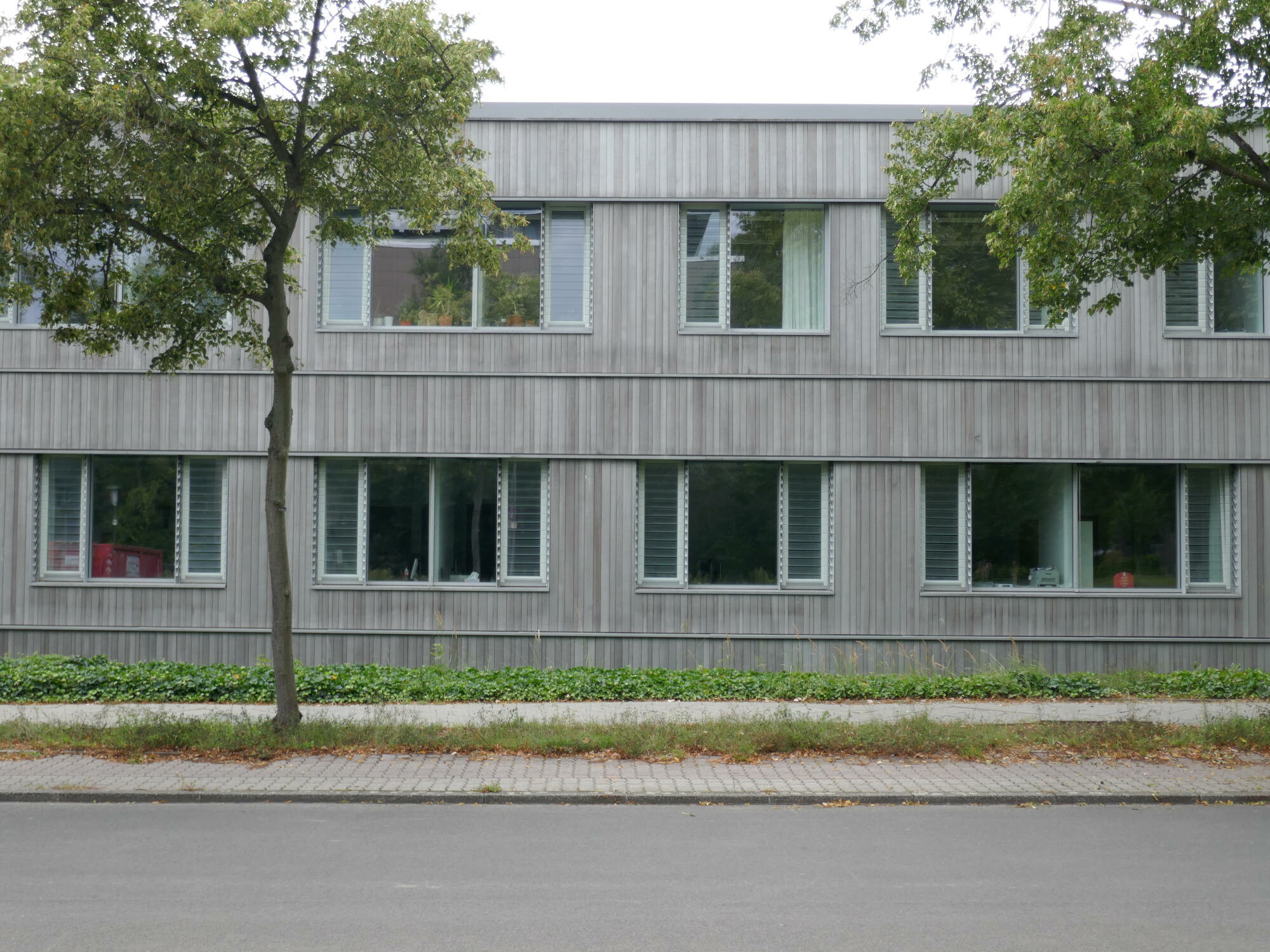 Bei der Fassade der sogenannten Holzlaube der Freien Universität Berlin (Florian Nagler Architekten, 2015) handelt es sich um eine hinterlüftete Holzschalung aus vorvergrautem Alaska-Zedernholz.