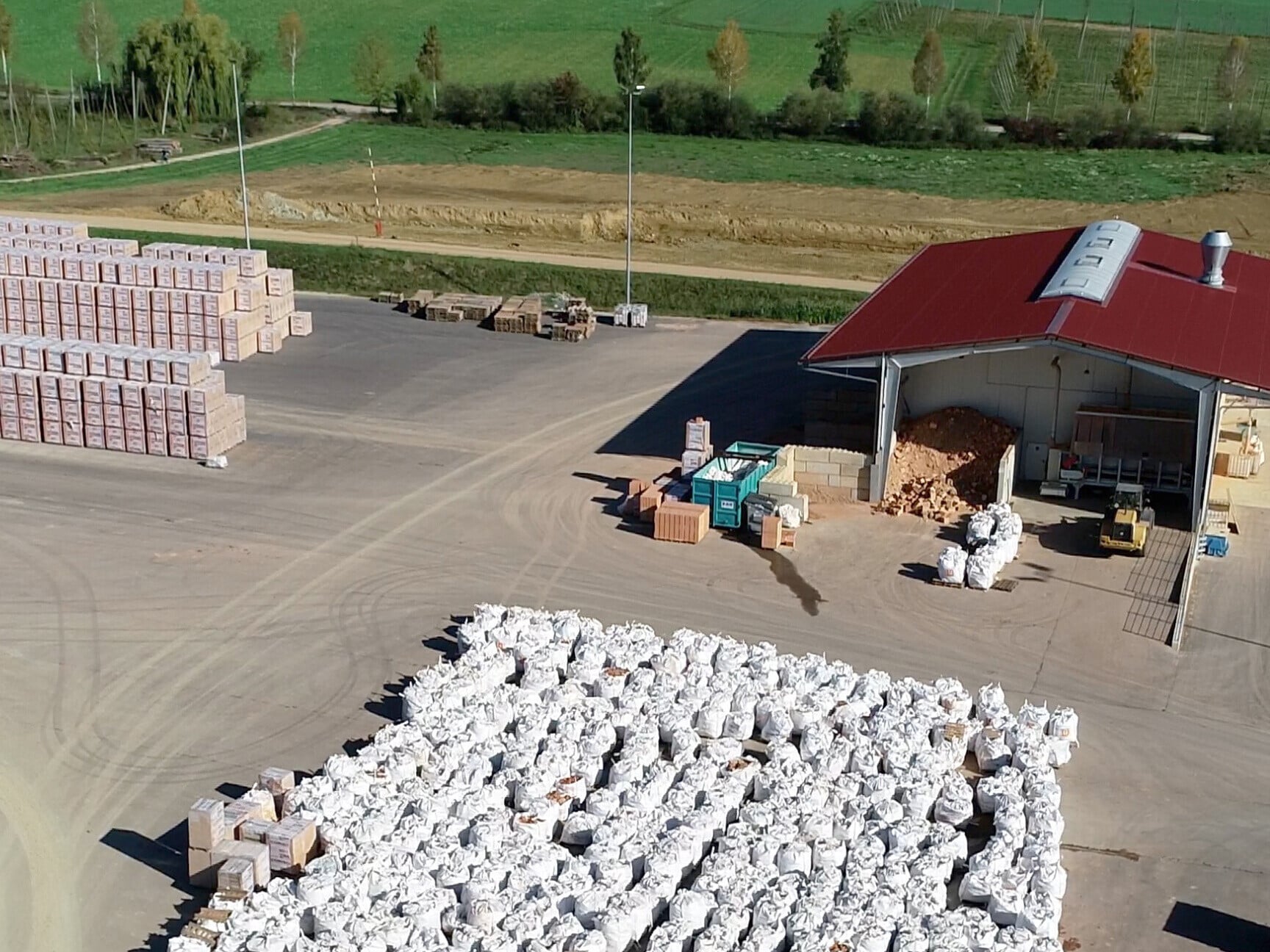 In der neuen Recyclinganlage in Puttenhausen (Niederbayern) werden Ziegelbruch und Dämmstoffe getrennt und anschließend wiederverwertet.