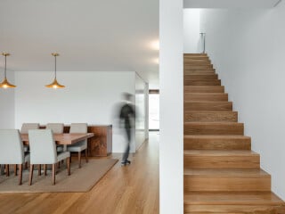 Das Architekturbüro Tiago do Vale Arquitectos hat in Ponte de Lima ein Townhouse für ein sehr kleines Grundstück entworfen.