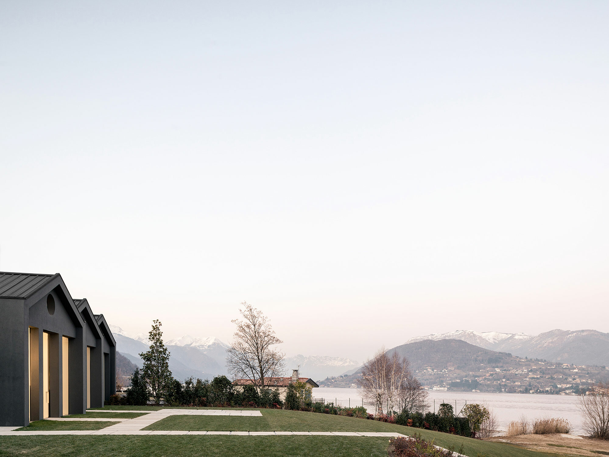 Direkt am Lago d’Orta in der Gemeinde Pella hat das Mailänder Architekturbüro Lissoni Associati für einen Armaturenhersteller bereits vorhandene Gebäude umgebaut und um Neubauten ergänzt. Das Ergebnis: ein Firmensitz (im Bild) und ein Boutique-Hotel.