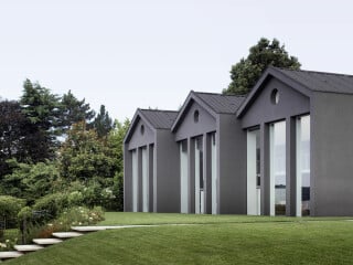 Der Firmensitz besteht aus einem Alt- und einem Neubau mit Blick auf den malerischen See.