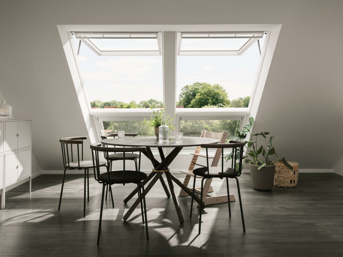 Das Klapp-Schwing Fenster Integra GPU von Velux verfügt über einen elektrischen Antrieb.