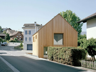 Im Dorfkern von Jonschwil enstand nach Plänen von Lukas Lenherr Architektur aus einer alten Remise ein kleines Einfamilienhaus.