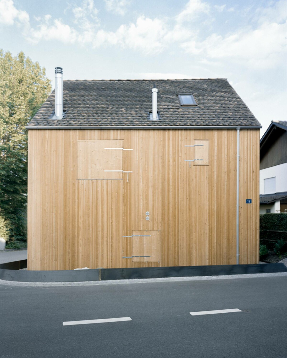 Mit Hilfe von Klappläden kann die Fassade flächig geschlossen werden.