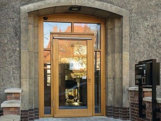 Die Massivholztüren werden nicht nur besonderen Baandschutzanforderungen gerecht, sondern nehmen sich zugleich auch sehr ansprechend aus.