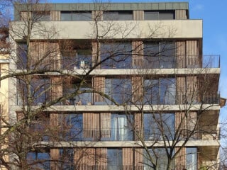 Künftig werden die Ziele des Klimaschutzplans 2030 für Neubauten im Gebäudebestand und beim Einsatz erneuerbarer Energien durch das GEG vorgegeben (Abb.: MOE - Wohnhaus Möckernstraße in Berlin, Carlo Witte Architekten, 2019).