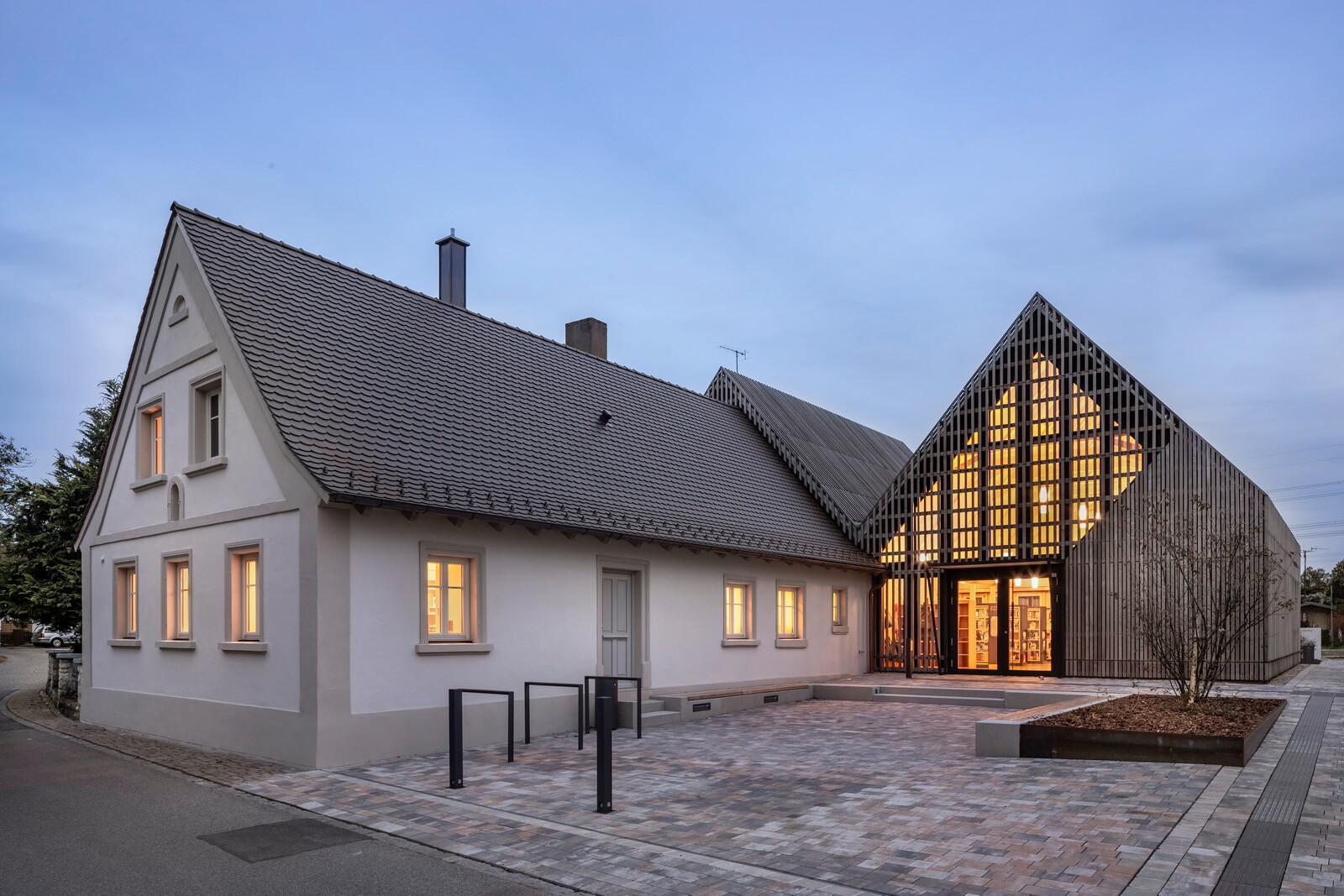 Dabei sollte der typisch fränkische Dreiklang Haus – Stall – Scheune durch den zweiteiligen Erweiterungsbau wiederhergestellt werden. 