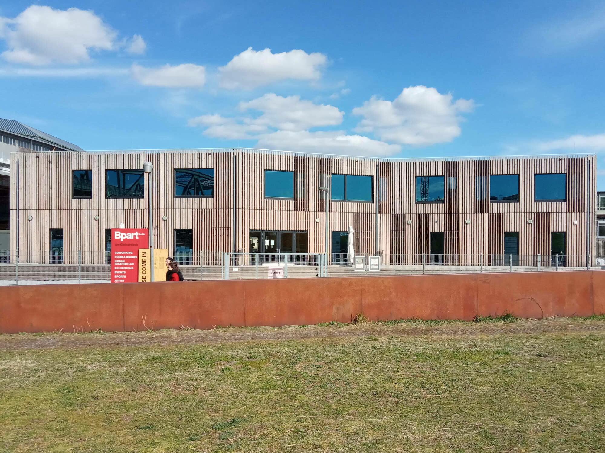 Eines der im Holzbauatlas Berlin-Brandenburg aufgeführten Bauwerke: B-Part Am Gleisdreieck von Scharabi Architekten, 2019