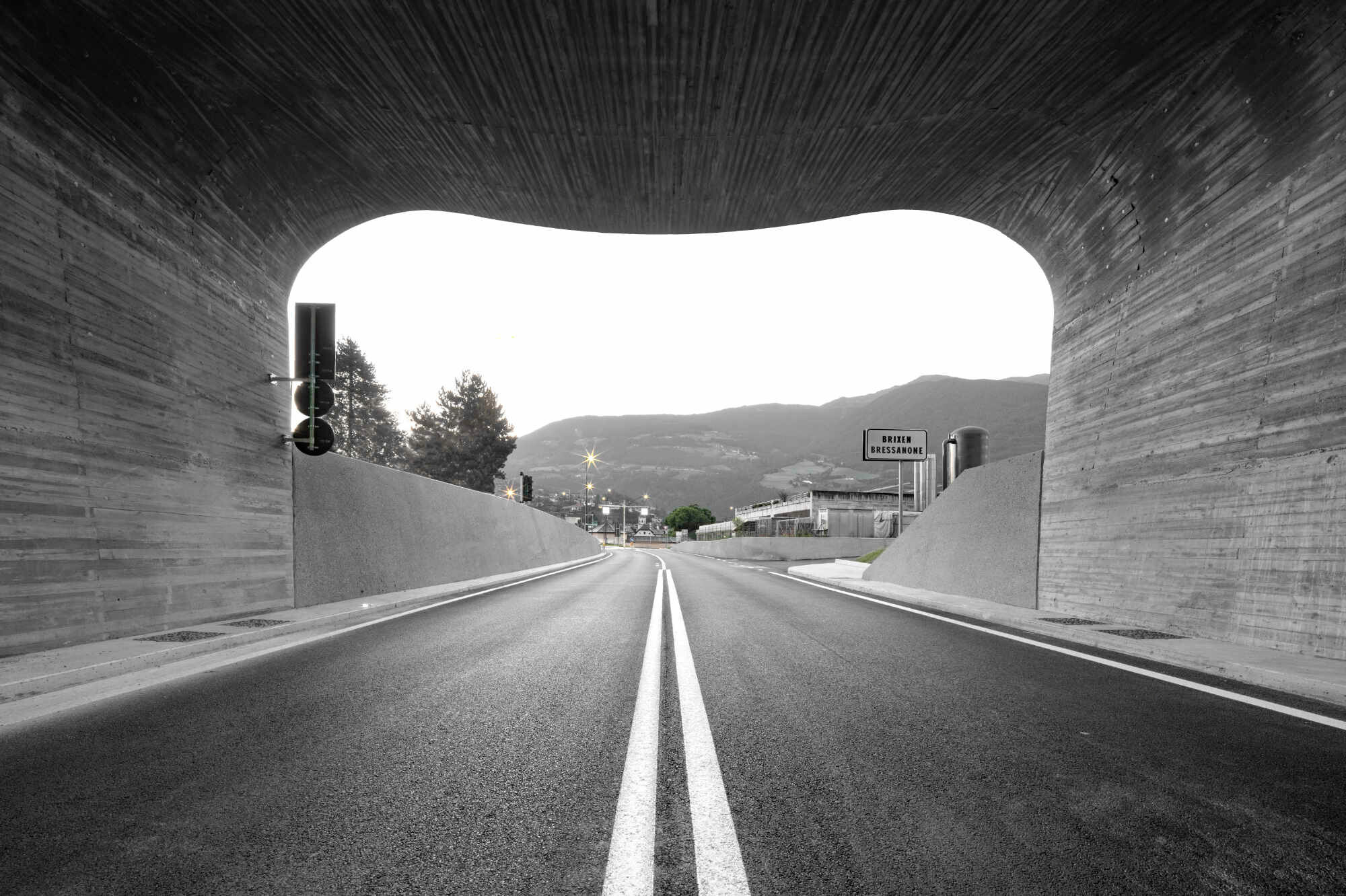 Hier dockt der etwa 500 Meter lange Mittelanschluss an, der die Verbindung zum Stadtzentrum von Brixen herstellt (im Bild: stadtseitige Tunnelausfahrt). 