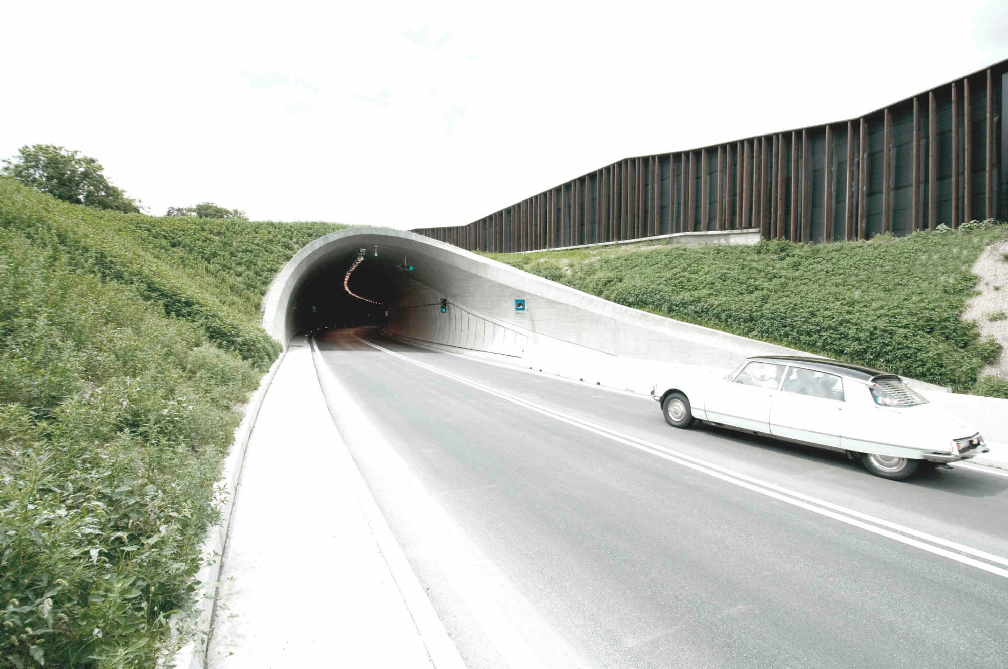 Ein fünf Kilometer langes Teilstück wurde bereits fertiggestellt – die Tunneleingänge und Begleitbauten entwarf das ortsansässige Büro Modus Architects.