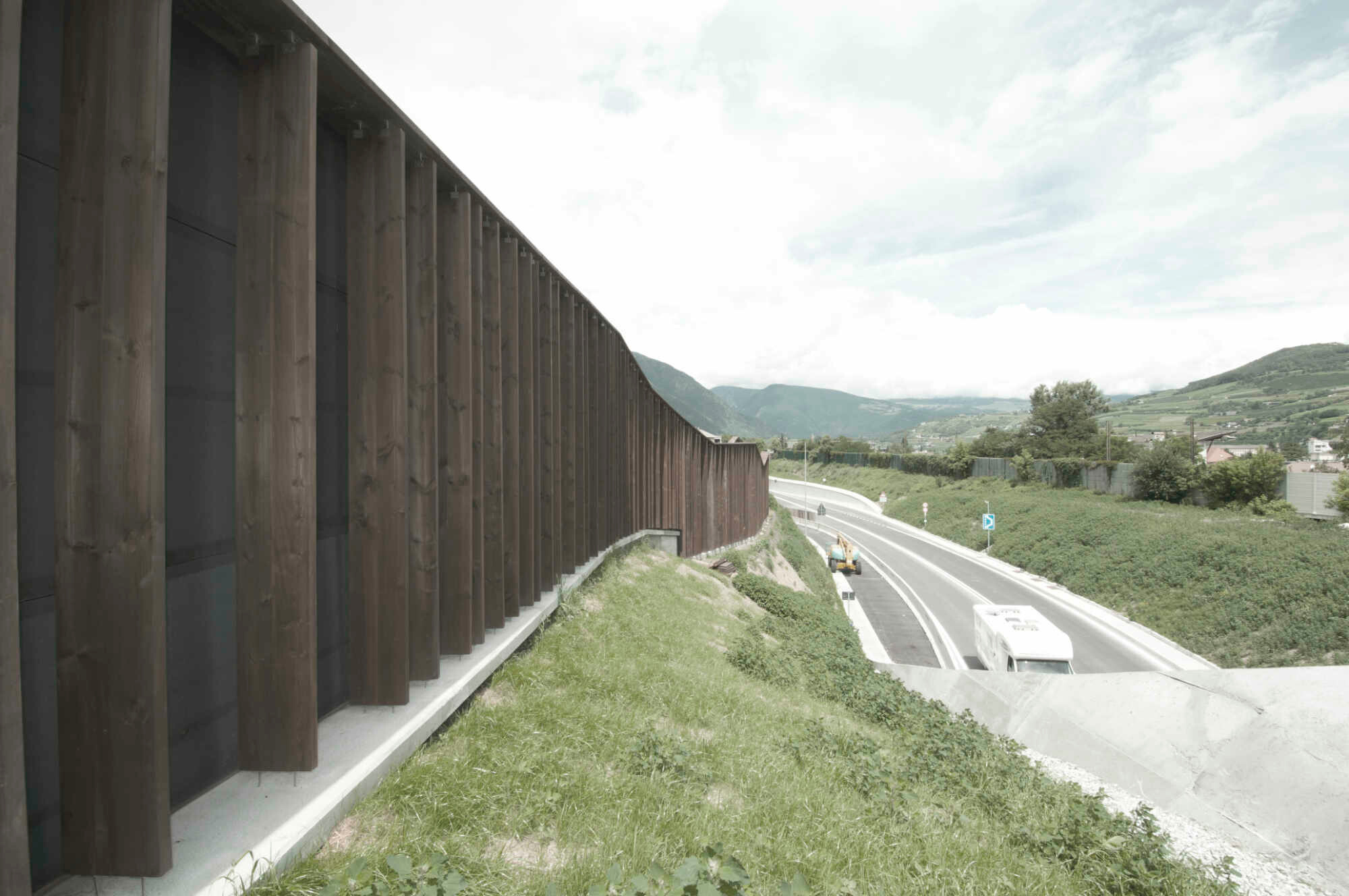 Zwischen dem Nord- und Südtunnel bei Brixen ist ein kurzes Teilstück an der Oberfläche geführt.