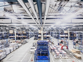 Die mechanische Türzargenbefestigung von Häfele verzichtet auf Schaum und nutzt stattdessen Dübel und Schraube.