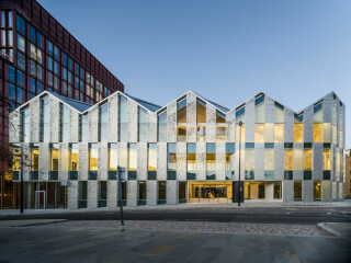 Gefaltet und auf Lücke montiert: Im Londoner Stadtteil King’s Cross haben Coffey Architects ein dreigeschossiges Bürogebäude mit prägnanter Dachlinie und Fassade erstellt.