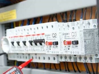 Wie die Schutzeinrichtung funktioniert, warum eine Installation ratsam ist und in welchen Bereichen sie vorgeschrieben ist, darüber der Leitfaden Fehlerlichtbogen-Schutzeinrichtungen (AFDD). 