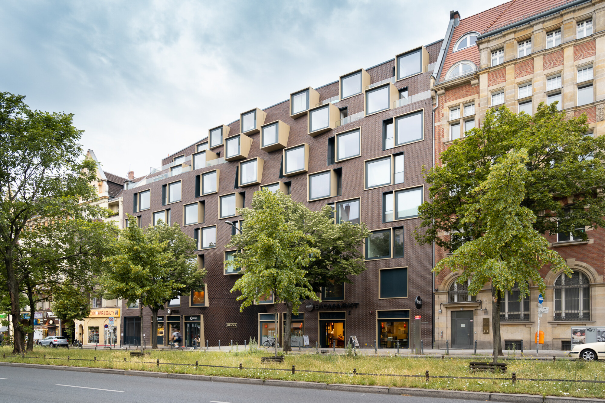 Die Architekturschaffenden erweiterten den teils denkmalgeschützten Bestand um zwei Neubauten am südöstlichen und nordwestlichen Ende des Geländes, die sie in die bestehende gründerzeitliche Blockrandbebauung einpassten (im Bild: Haus 9 im Südosten)
