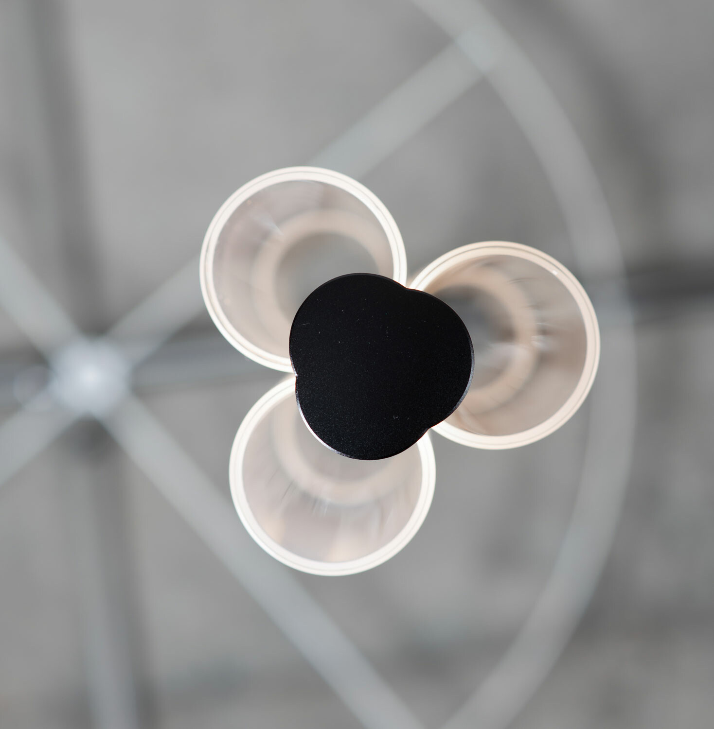 ... wie ein abstrahierte Kleeblatt wirken. Per App dimmbare LED-Streifen sind im Metallkörper untergebracht, in dem sich ...