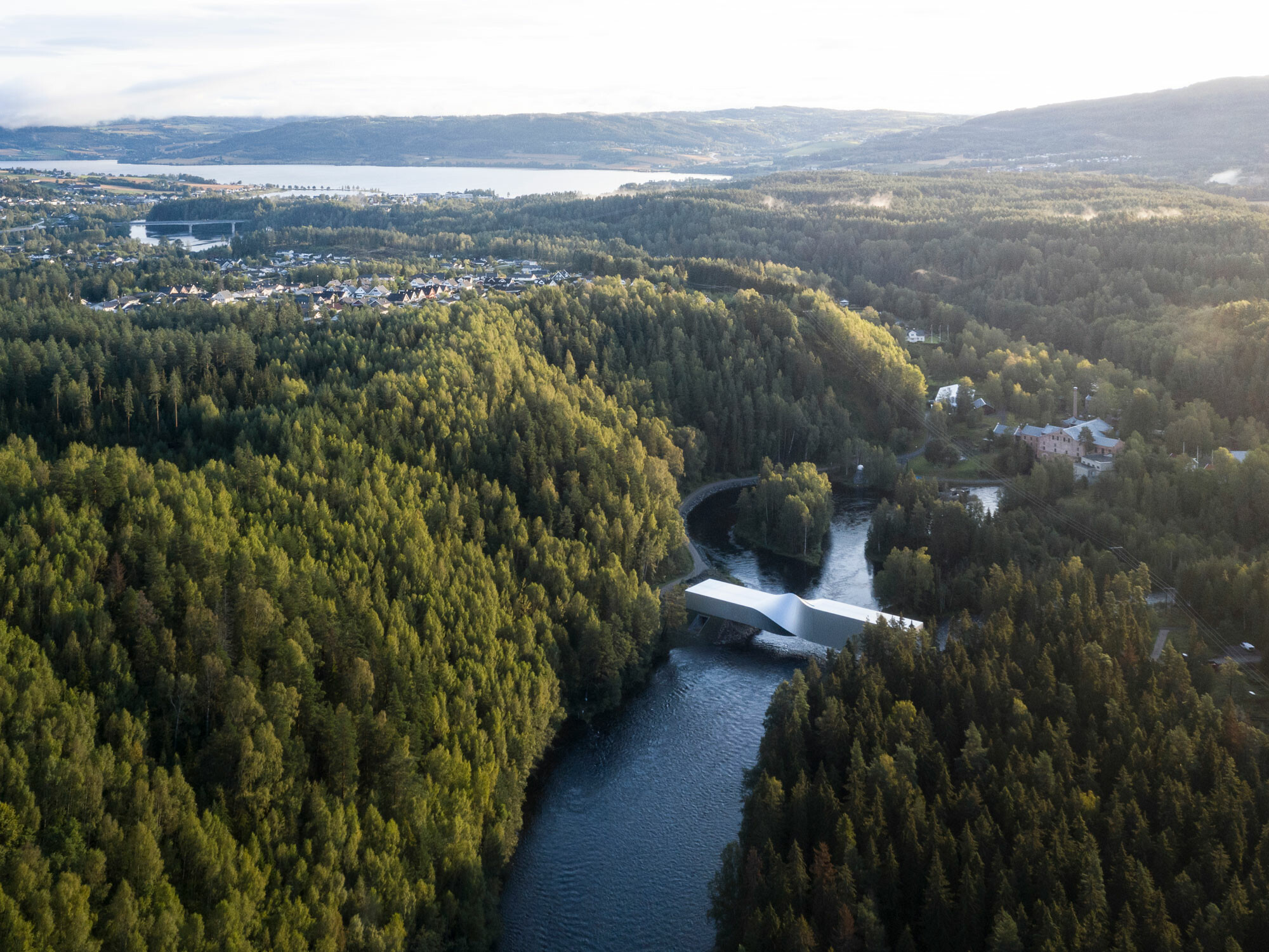 ... spannt sich über den Fluss Randselva.