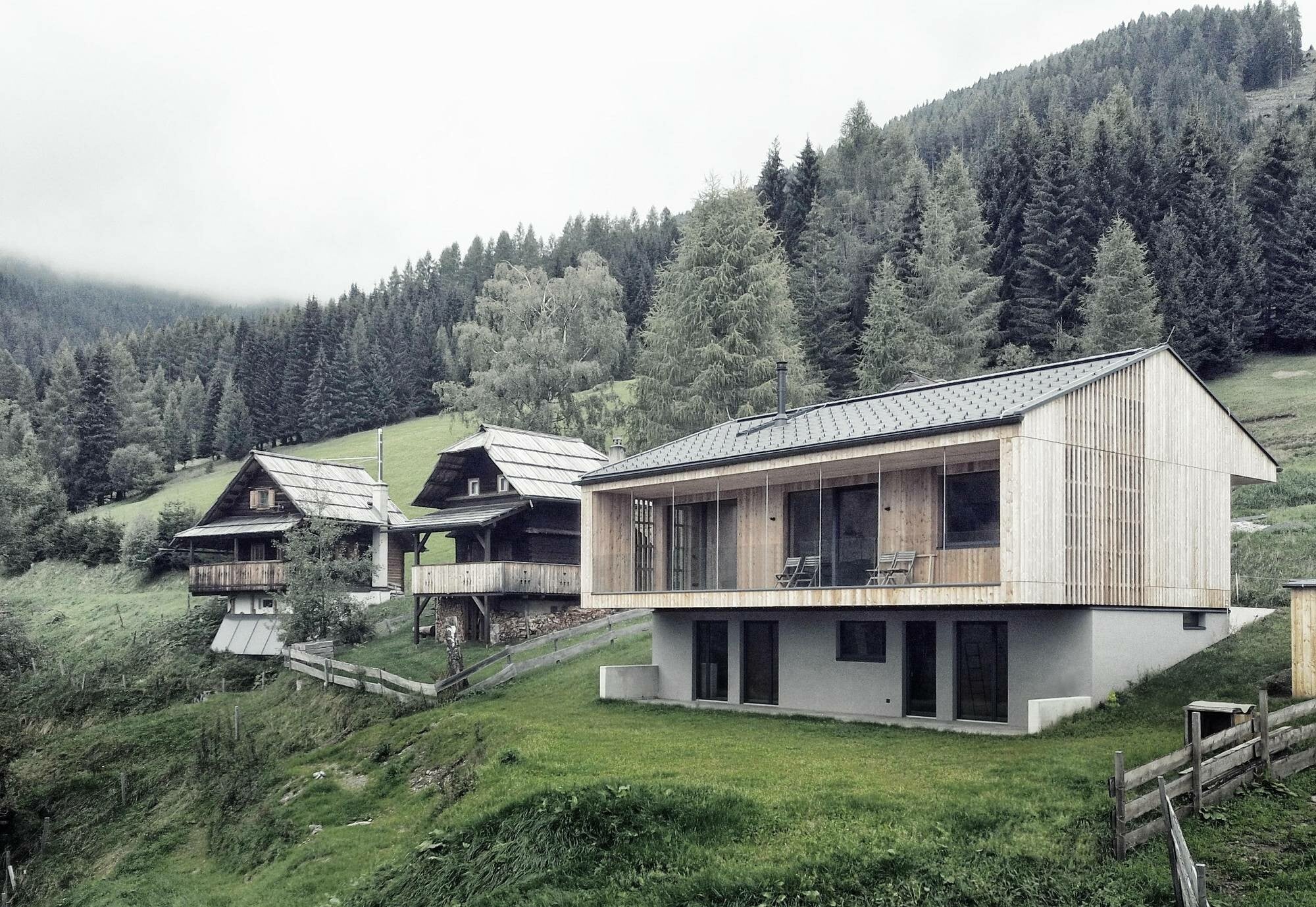 In der konstruktiven Gliederung bezieht sich das vom Münchner Architekturbüro Morpo-Logic geplante Haus auf regionale Bauweisen.
