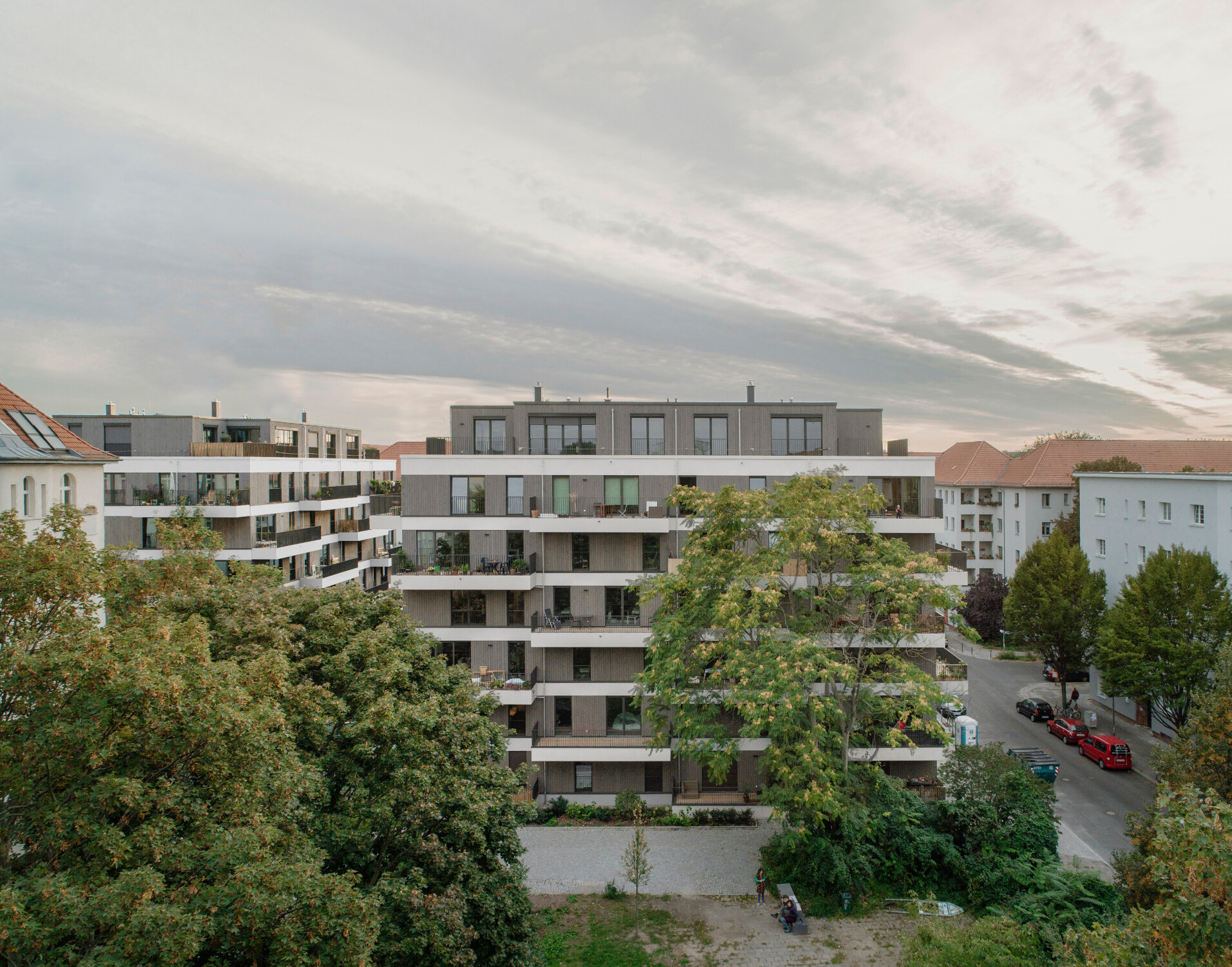 Nach dem Abriss einer einstigen Kaufhalle sind hier zwei Wohnbauten nach Plänen von Zanderroth Architekten entstanden.